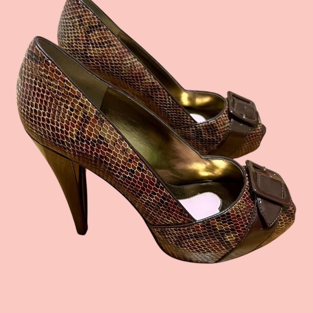 Paris Hilton brown snakeskin high heels with bow detail✨